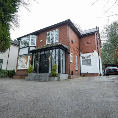 Spacious House With Parking Near Heaton Park