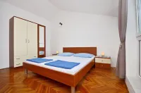 Apartments Ivan by the Sea