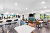 Clarion Pointe - breakfast