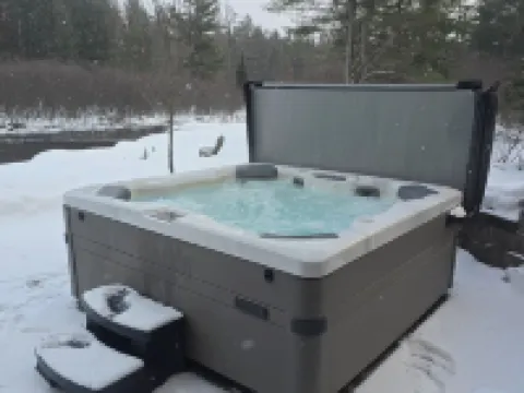 Hot Tub. Trails, Trout, Turkeys and Morels. Hotels in Grayling Township