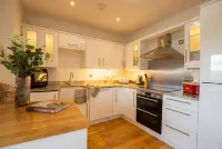 Bamburgh - Sleeps 8 - Dogs Stay Free - Enclosed Garden - Off Road Parking - 2 étoiles