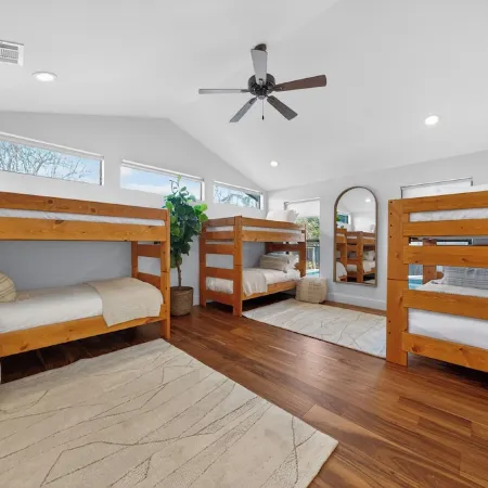 Huge Patio Game Room w/ Pool - 18 Beds - Downtown
