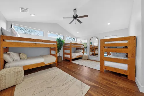 Huge Patio Game Room w/ Pool - 18 Beds - Downtown
