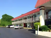Super 8 by Wyndham Kingsport /I-81 - Parkplatz