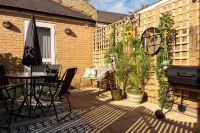 Riverside GEM 6BR With River View NR City Centre - شرفة