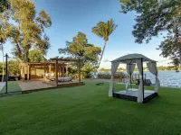 Lakefront Villa ·Tropical Backyard·Kayak·Cool Deck Hotels in Ojus