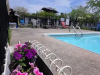 Lakeview Motel & Cottage - Pools