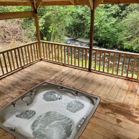 Rocky River is a Spacious 5-bedroom house in wonderful Longview with WiFi, AC