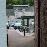 Glen Mhor Hotel at Uile-Bheist 'Brewstillery' - parkir