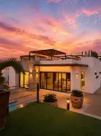 Modern, Clean & Airy Beach Retreat with Pool and Rooftop Ocean Views - Wifi