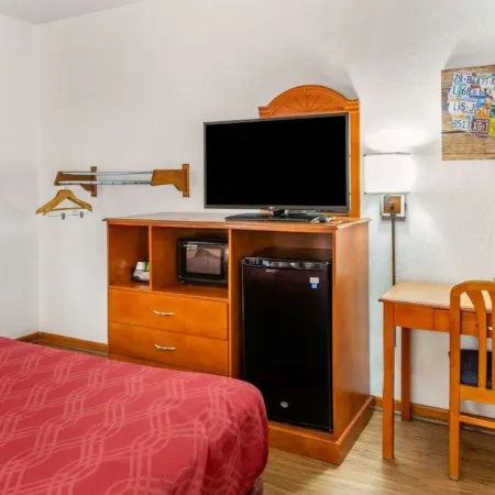 Econo Lodge Inn & Suites