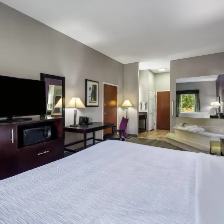 La Quinta Inn & Suites by Wyndham Louisville East