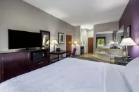 La Quinta Inn & Suites by Wyndham Louisville East - 2-Star