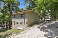 Lakefront Escape With Private Dock, Fire Pit & Screened Porch - 2 estrellas