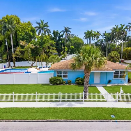 Sleeps 10 Pickleball Pool Tiki Bar Games