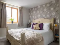 Coulscott Stay for Four - homestay