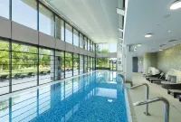 DoubleTree by Hilton Hotel & Conference Centre Warsaw - مسبح