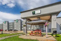 Quality Inn & Suites - Parking