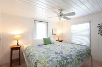 BlueDolphin Cottage Walk To Siesta Beach - 3-Star