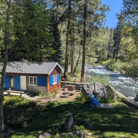 Truckee River Sanctuary: Cozy Cottage