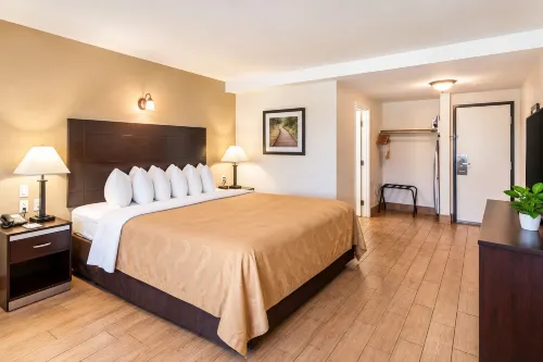 Quality Inn & Suites Near Downtown Bakersfield - balcon