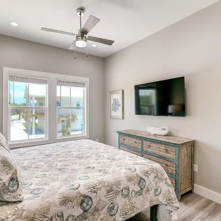 171 Seven Palms,  Fulton Breeze: Waterfront, Pool & Hot Tub