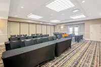 La Quinta Inn & Suites by Wyndham San Antonio Airport