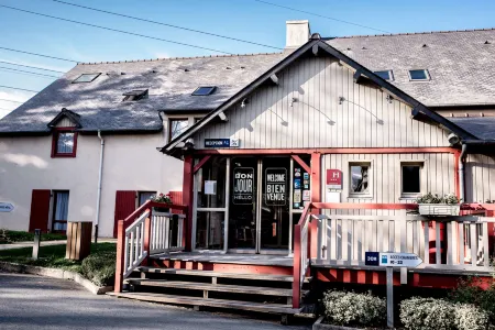 Kyriad Saint-Malo Ouest - Dinard Отели рядом с достопримечательностью «Camping site "Les Etangs"»