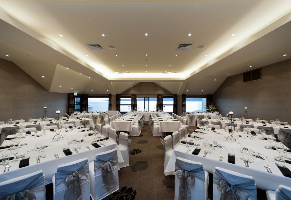 호텔 객실에서 바라본 타우포 호수 전경