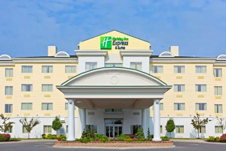 Holiday Inn Express & Suites Watertown-Thousand Islands