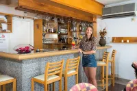 Sunny Hill Hotel Apartments - bar