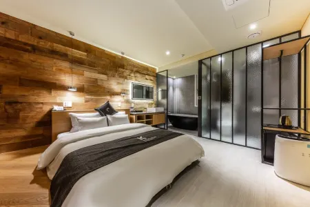 Gwangju K Hotel Отели рядом с достопримечательностью «Gwangju Confucian School»