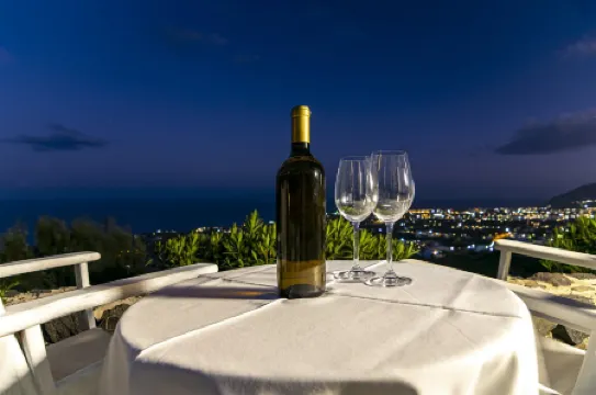 Phaos Santorini Suites Отели рядом с достопримечательностью «Археологический музей Тиры»