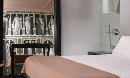Leon's Place Hotel