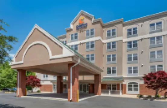 Comfort Inn & Suites Virginia Beach - Norfolk Airport Hotels near Thoroughgood House