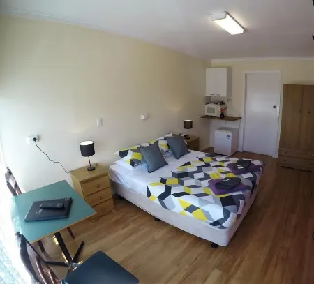 Turn-in Motel Отели рядом с достопримечательностью «Logans Beach»