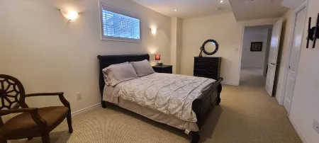 Spacious 2 Br, 3 Beds, Sleeps 6, Kitchen, Laundry