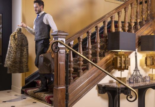 웨스트 엔드 호텔의 에펠탑 조망 발코니