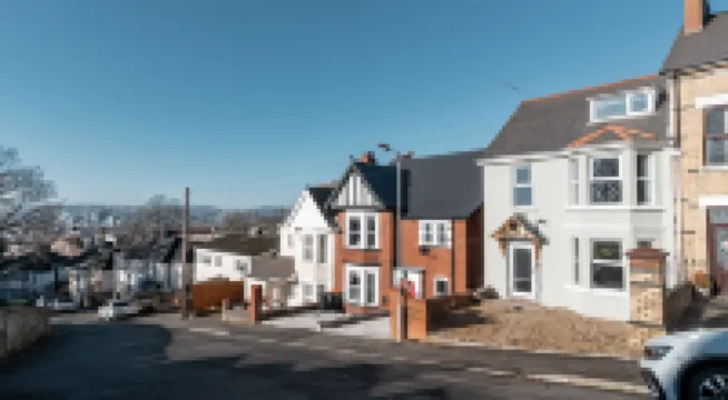 4 Bedroom Home w/ Free Parking - Tŷ Hapus Newport Hotels in 