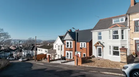 4 Bedroom Home w/ Free Parking - Tŷ Hapus Newport Отели рядом с достопримечательностью «Монки Айленд»