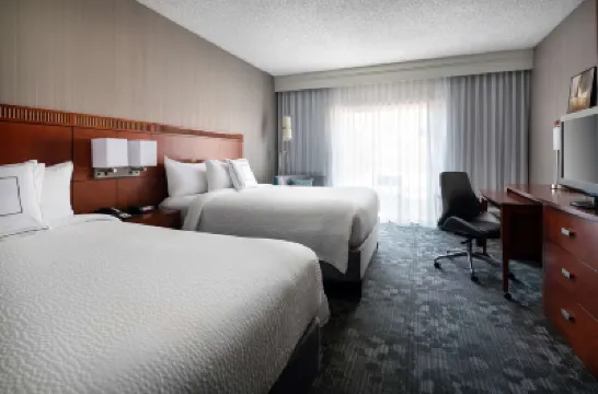 Sonesta Select Phoenix Camelback Hotels near 5 & Diner - N. 16th St.