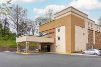 Clarion Pointe Charlottesville - parking
