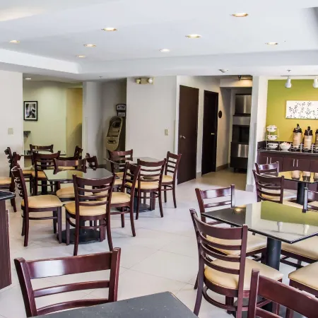 Sleep Inn Airport - Billy Graham Parkway Отели рядом с достопримечательностью «Библиотека Билли Грэма»