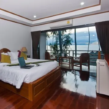 Lipa Bay Resort Hotels near Nathon Town