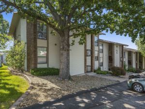 Clubhouse Bungalow - Community Amenities