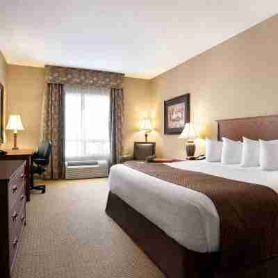 Days Inn & Suites by Wyndham Strathmore Rooms