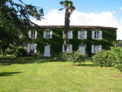 Chambres d'Hôtes Domaine du Bouchon Hotels in Lucmau