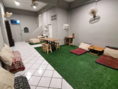 8 Sleeper Street Guesthouse