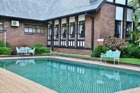 Cresta Churchill Hotel - Pools