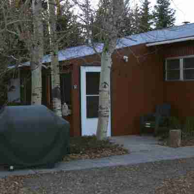 Yellowstone Wildlife Cabins Hotel Exterior